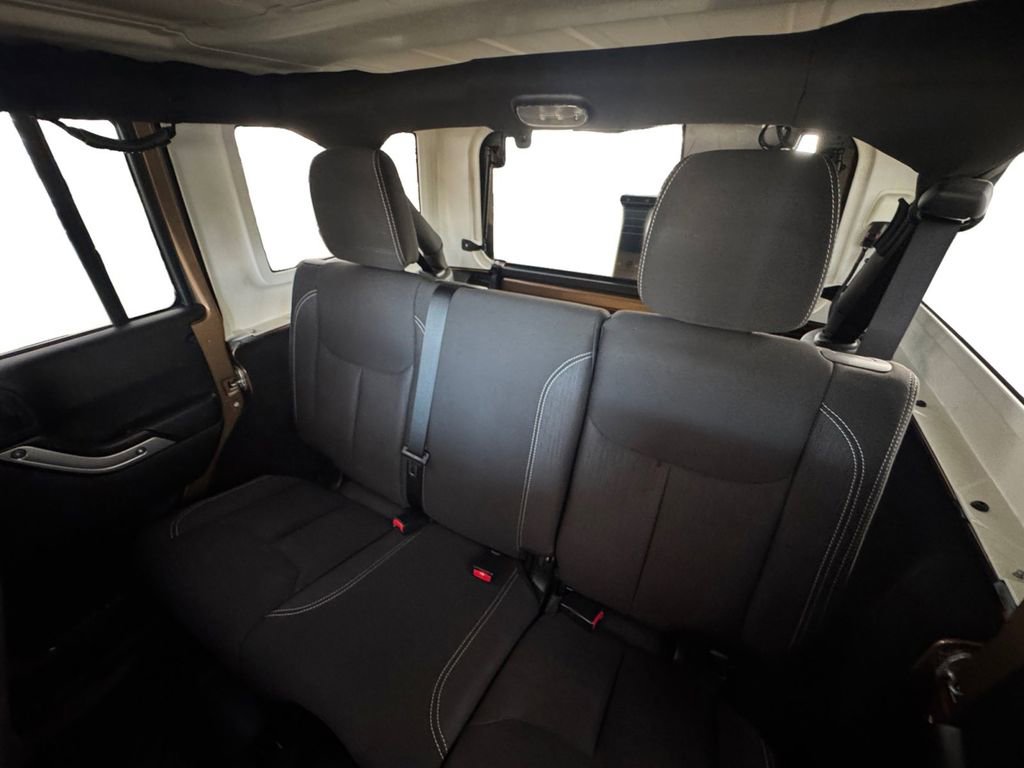 Used 2015 Jeep Wrangler Unlimited Rubicon w/ Connectivity Group image 13