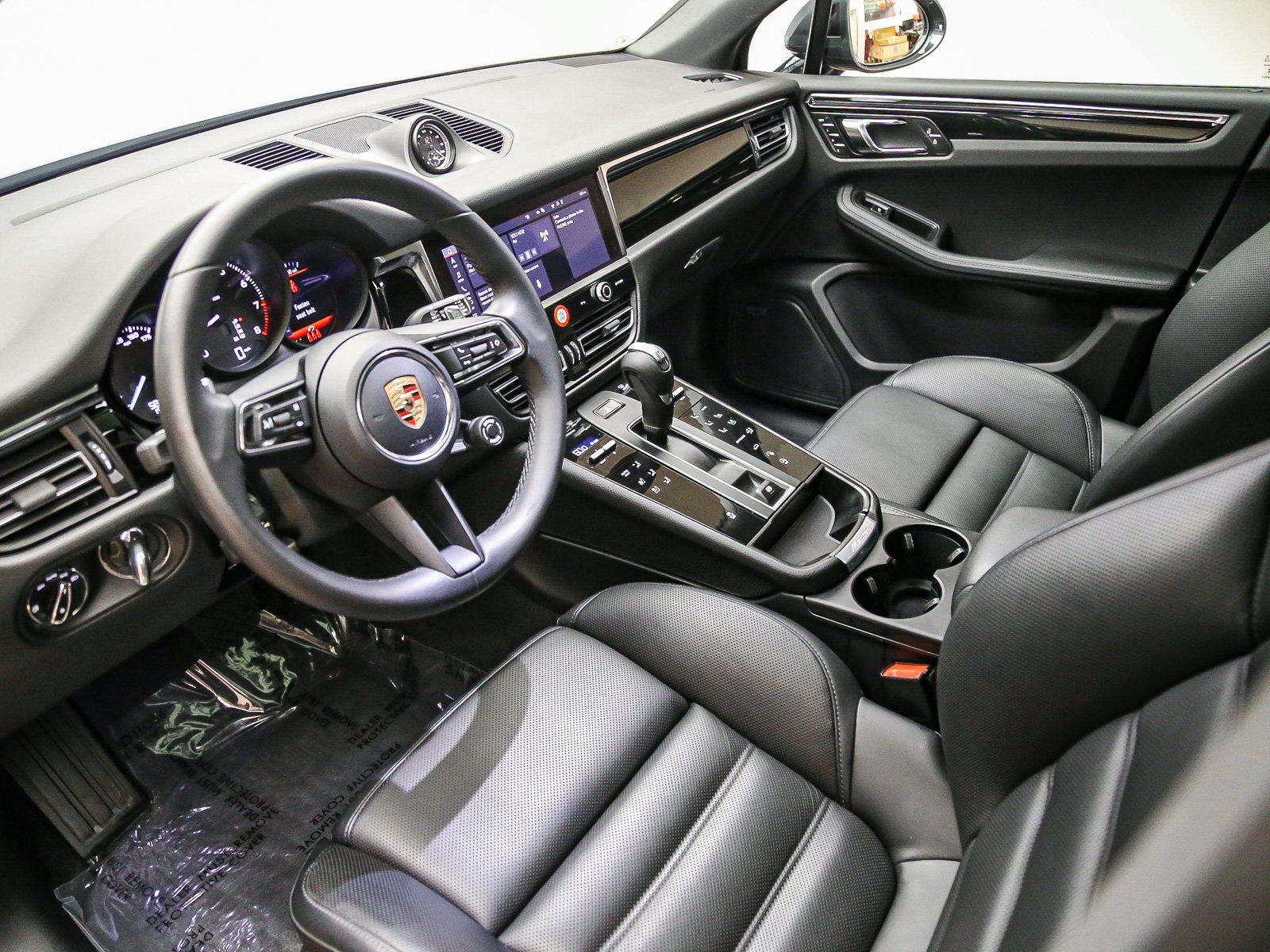 Certified 2026 Porsche Macan AWD/4WD image 4