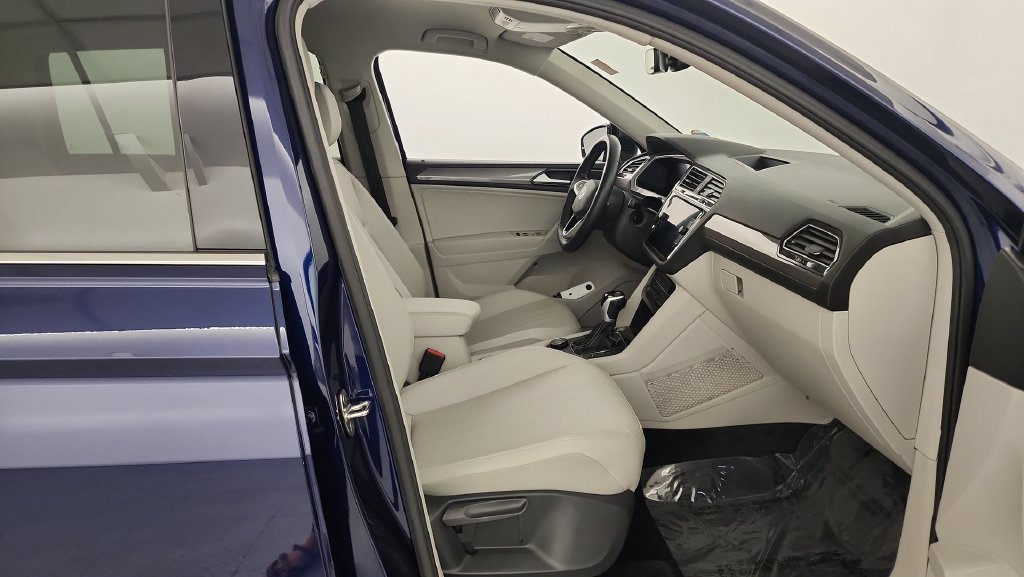 Used 2024 Volkswagen Tiguan SE AWD/4WD image 25