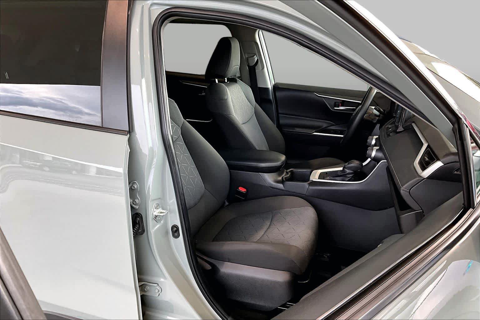 Used 2022 Toyota RAV4 XLE w/ Convenience Package FWD image 8