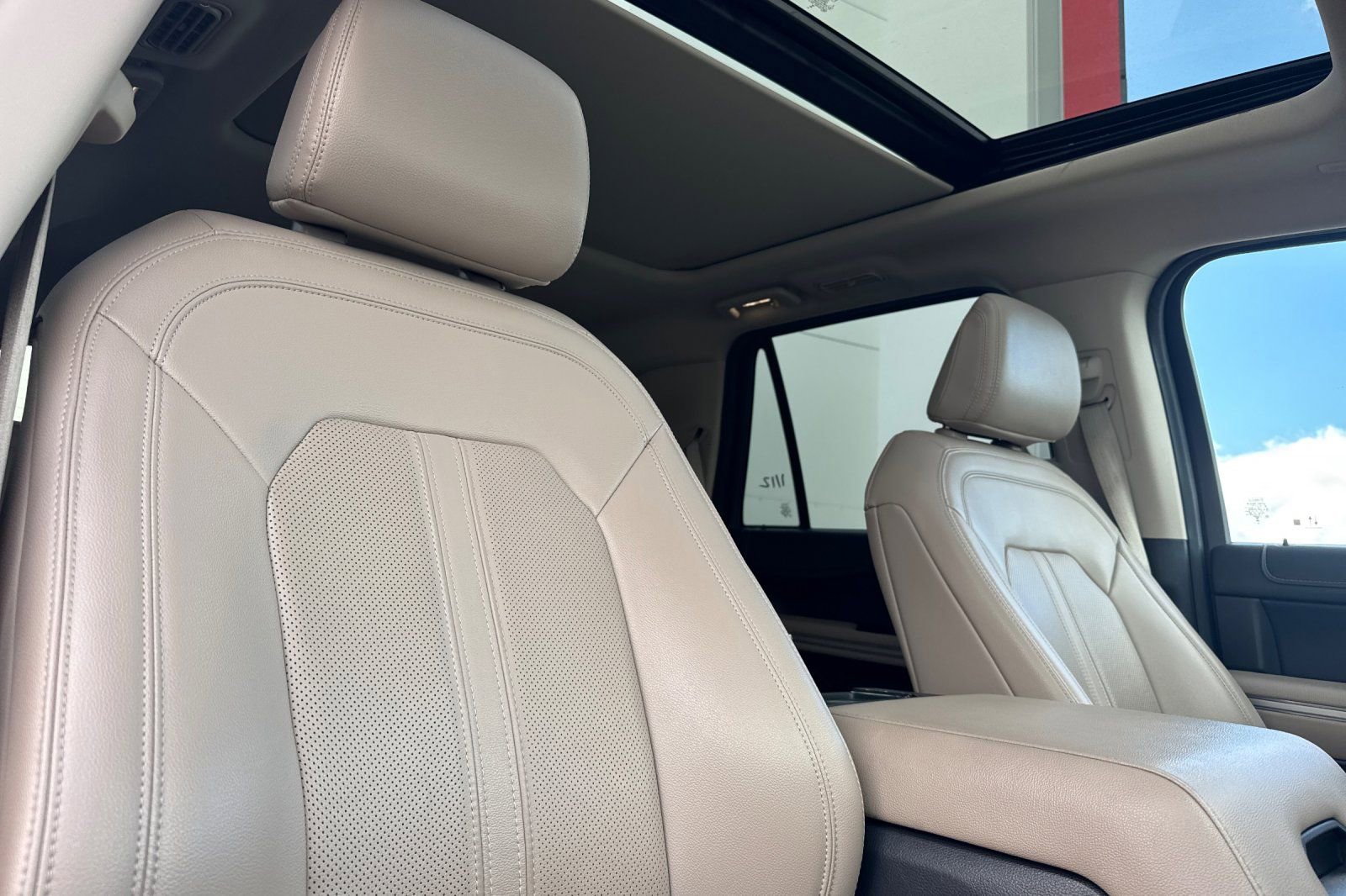 Used 2024 Ford Expedition Limited image 21