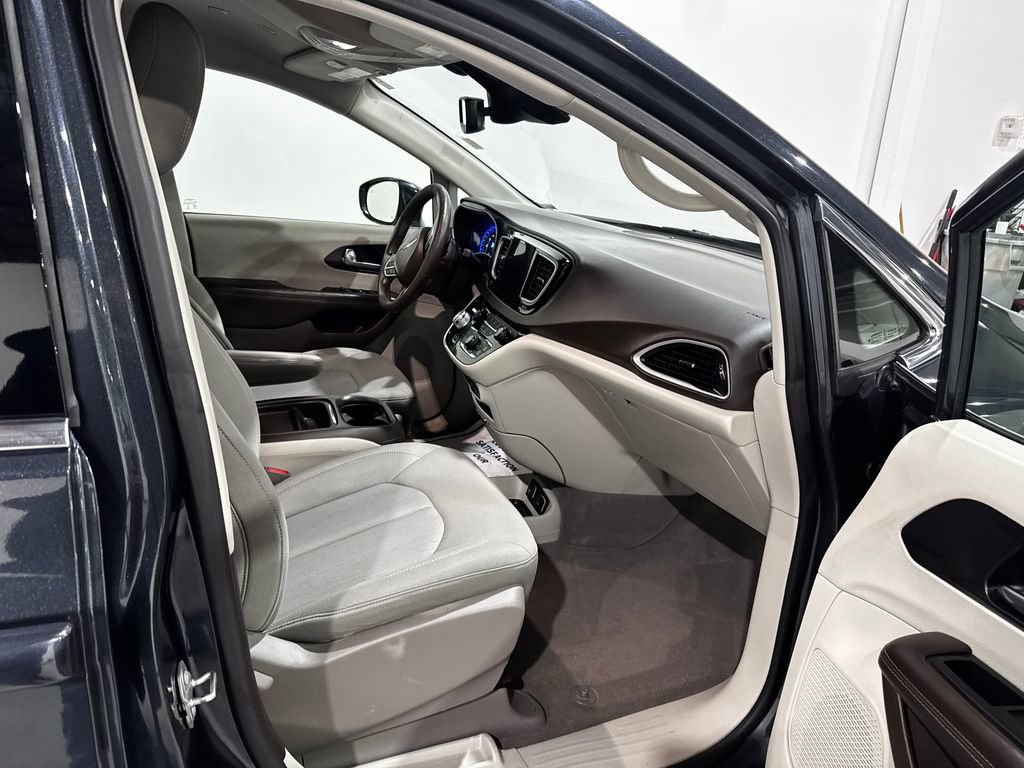 Used 2020 Chrysler Pacifica Touring w/ Advanced Safetytec Group FWD image 24