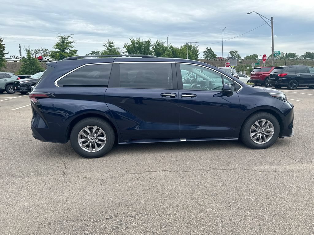Used 2026 Toyota Sienna XLE FWD image 8