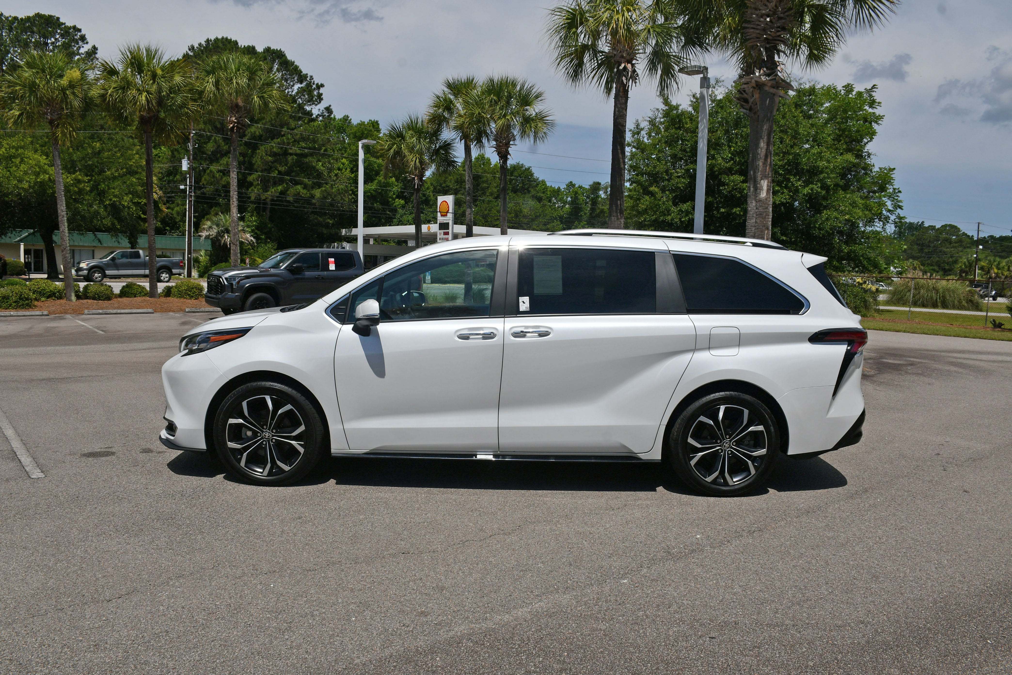 Used 2025 Toyota Sienna Platinum FWD image 5