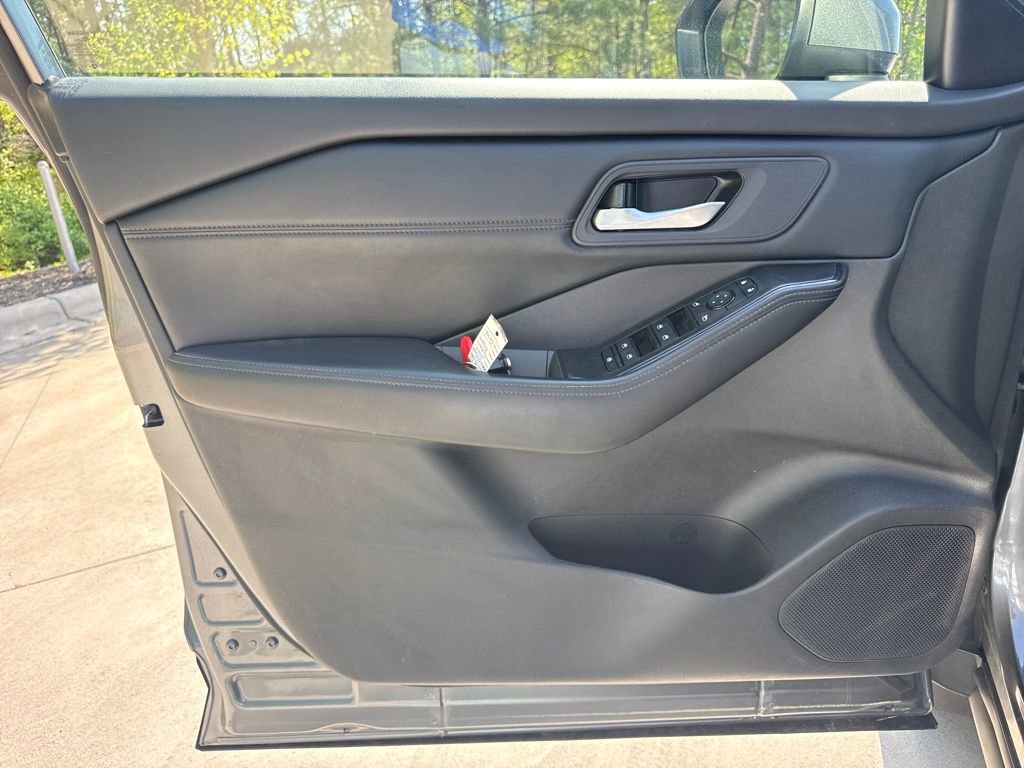 Used 2024 Nissan Rogue SV w/ SV Premium Package FWD image 14