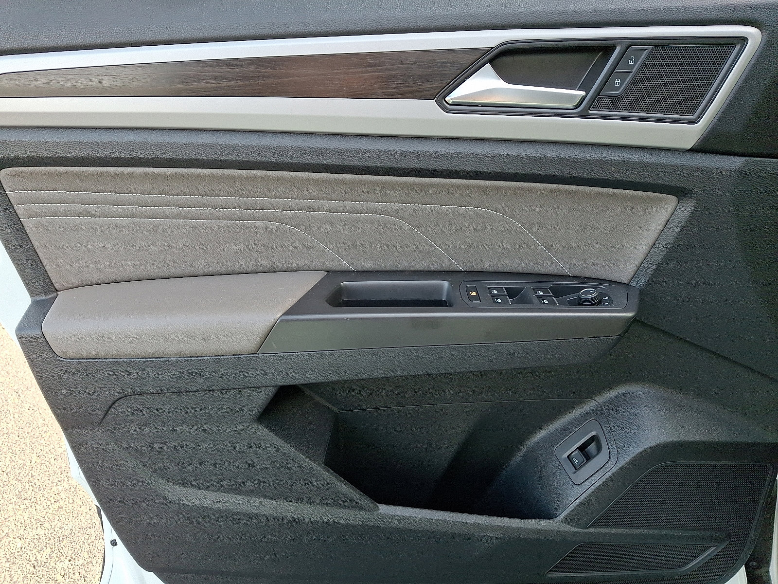 Used 2023 Volkswagen Atlas SE w/ Panoramic Sunroof Package image 12