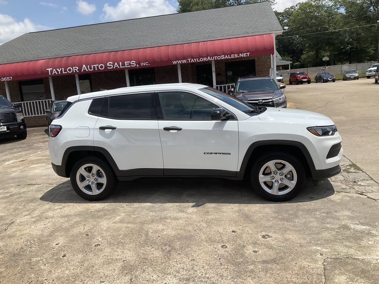 Used 2024 Jeep Compass Sport image 2