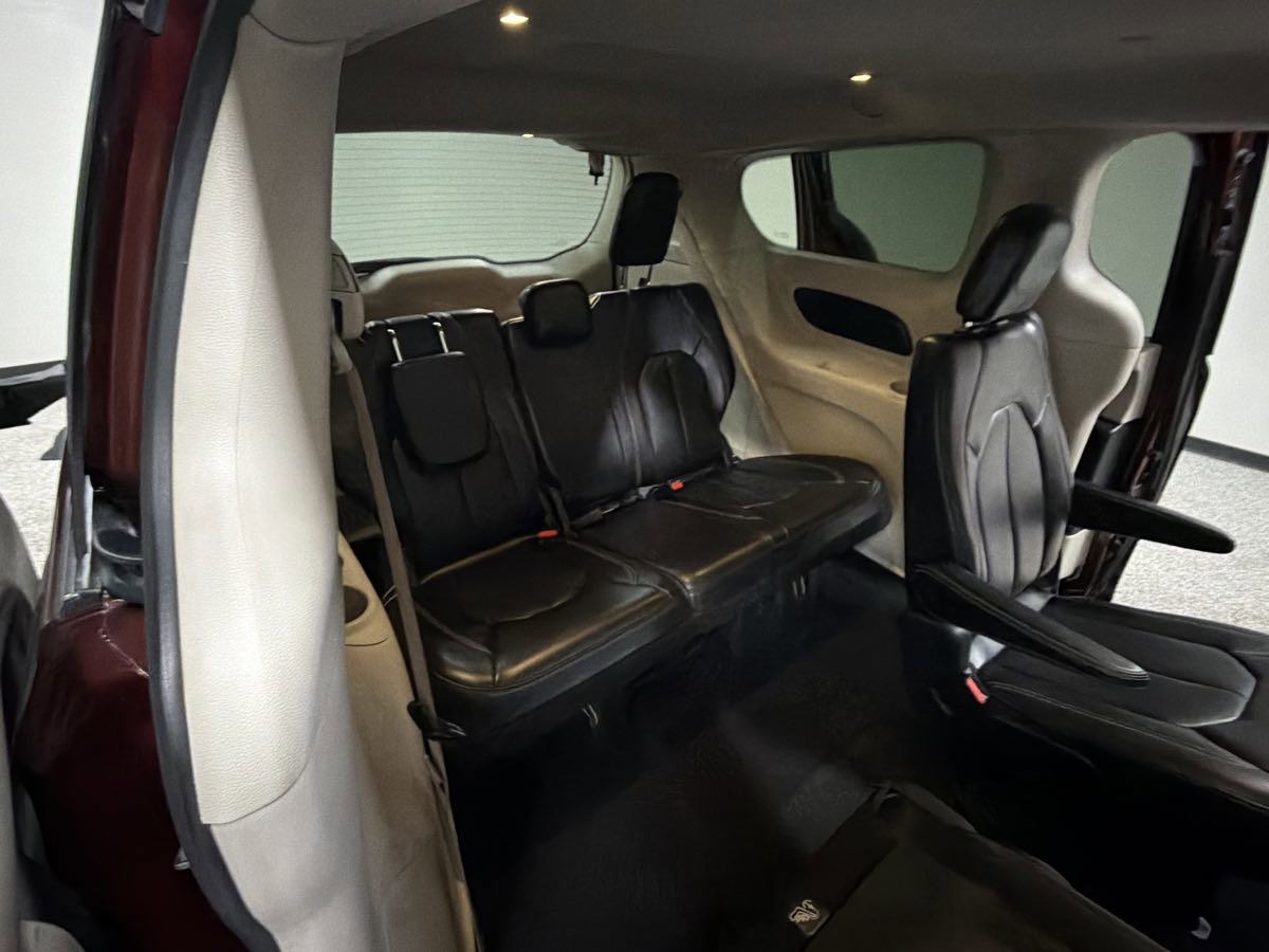 Used 2020 Chrysler Voyager Lxi FWD image 28