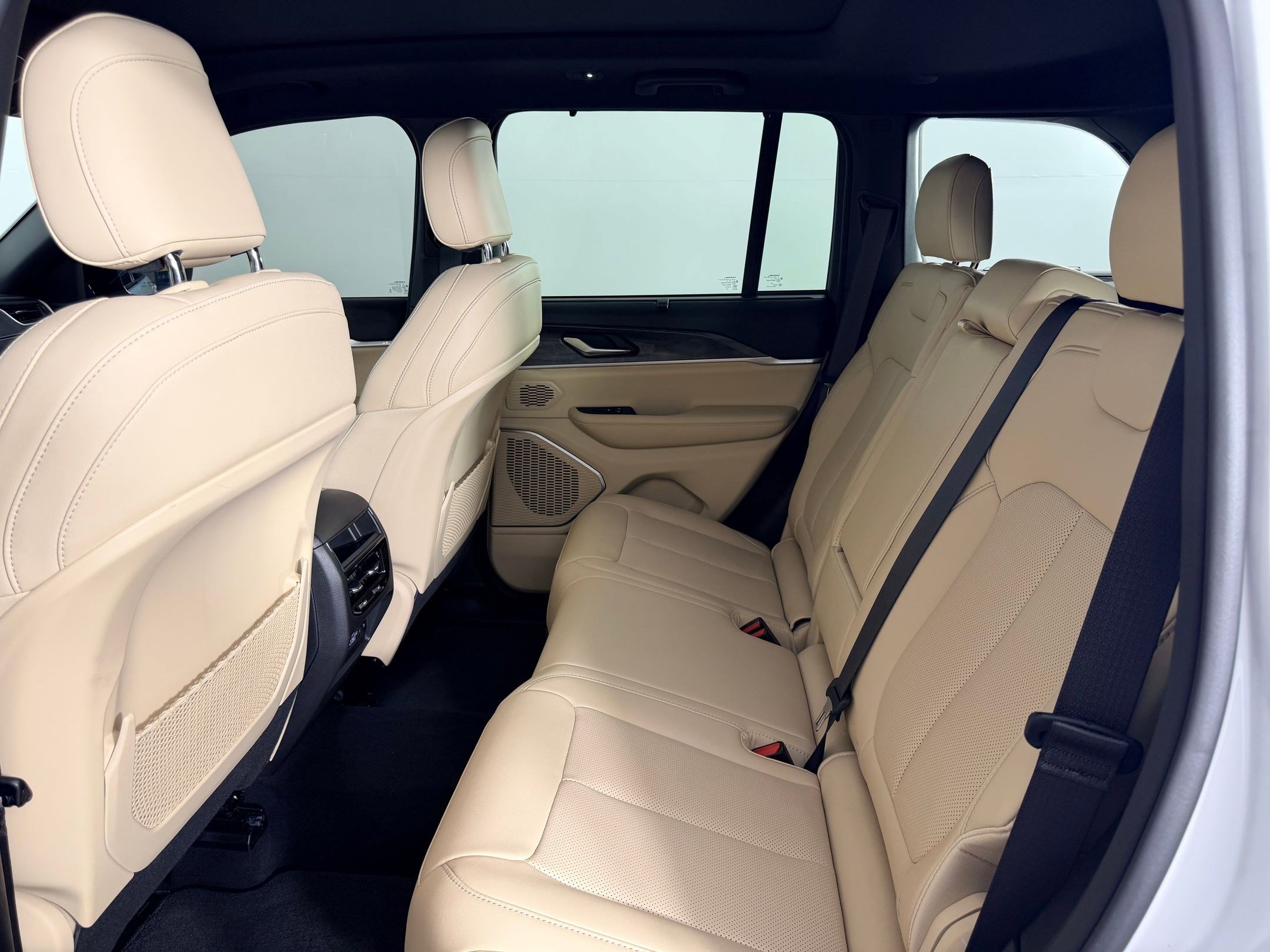 Used 2025 Jeep Grand Cherokee Limited w/ Luxury Tech Group II image 13