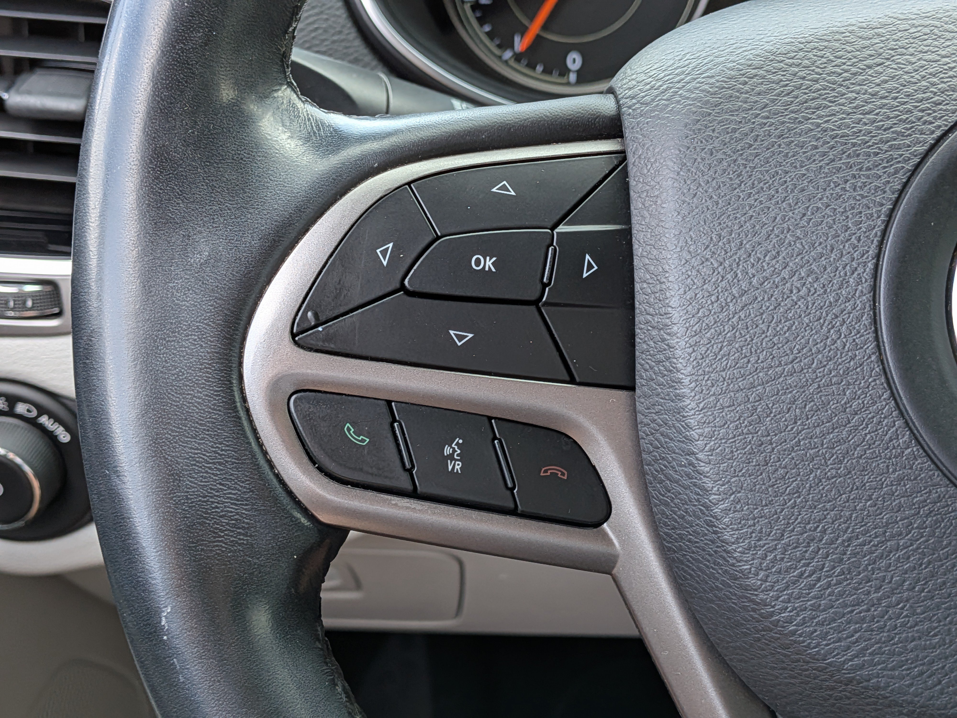 Used 2019 Jeep Cherokee Limited FWD image 25