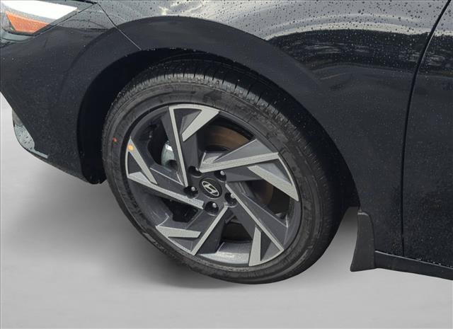 Certified 2025 Hyundai Elantra Limited FWD image 11