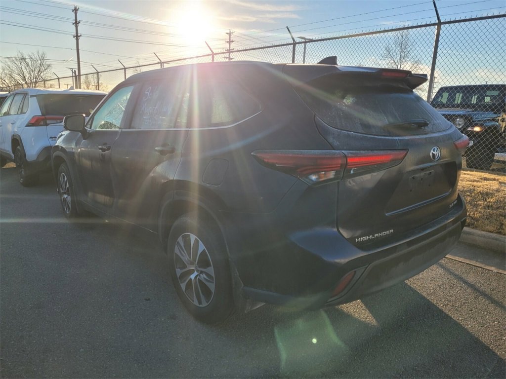 Used 2024 Toyota Highlander XLE image 4