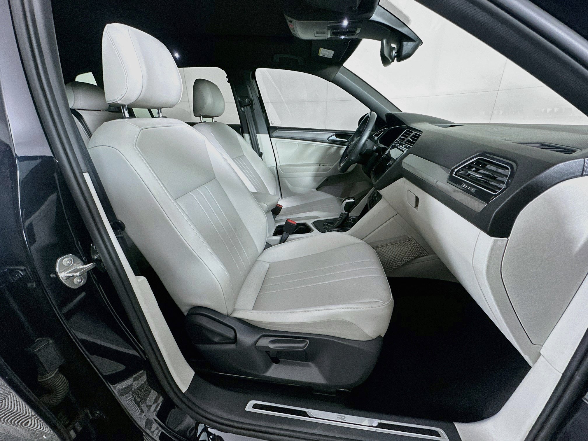 Used 2022 Volkswagen Tiguan SE R-Line FWD image 33