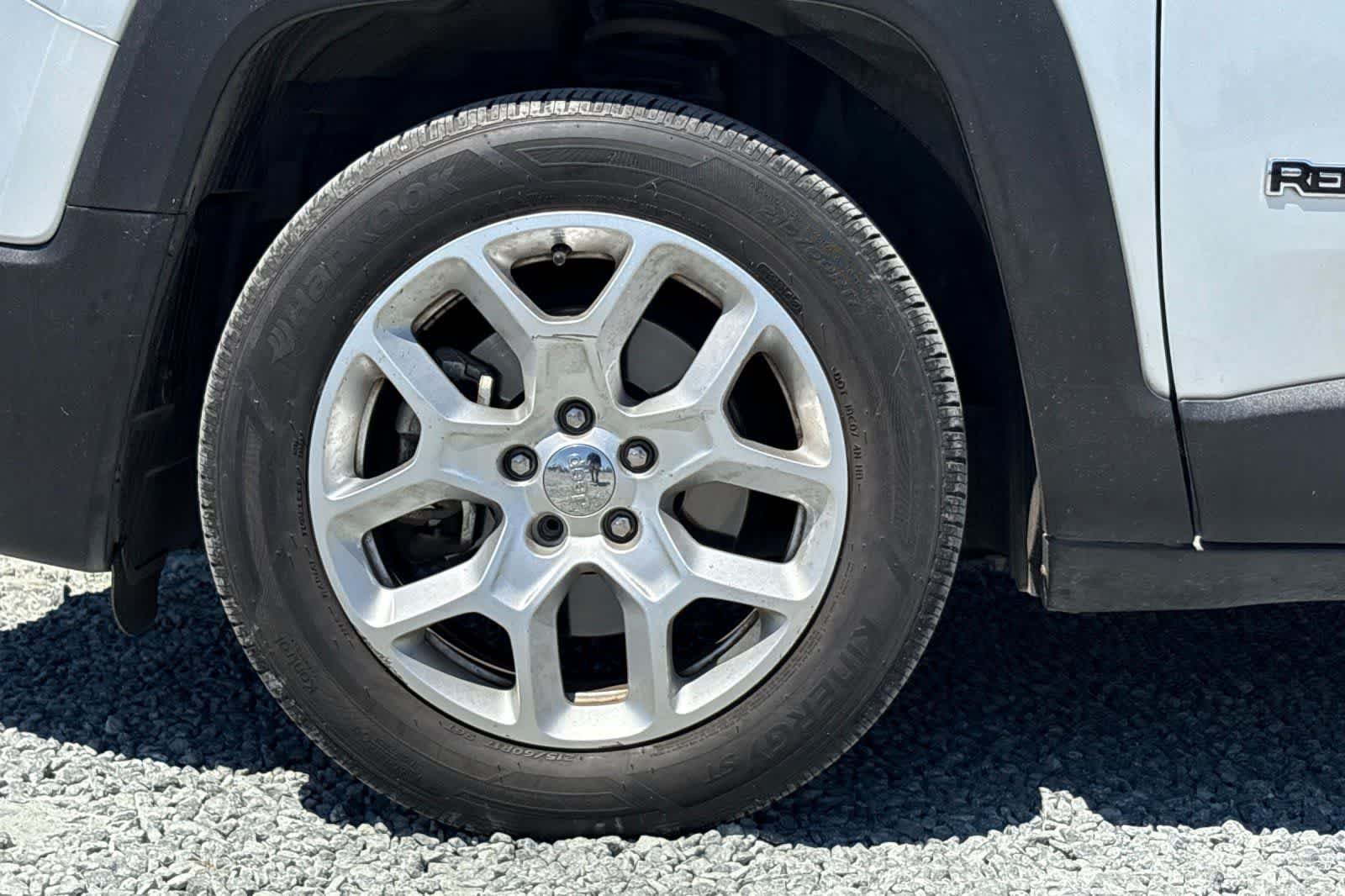 Used 2017 Jeep Renegade Latitude FWD image 12