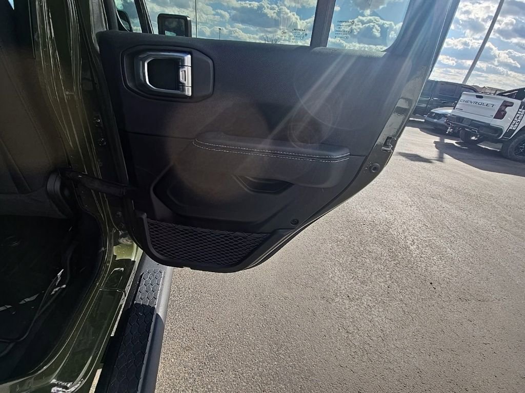 Used 2022 Jeep Wrangler Unlimited Sahara w/ Dual Top Group image 28