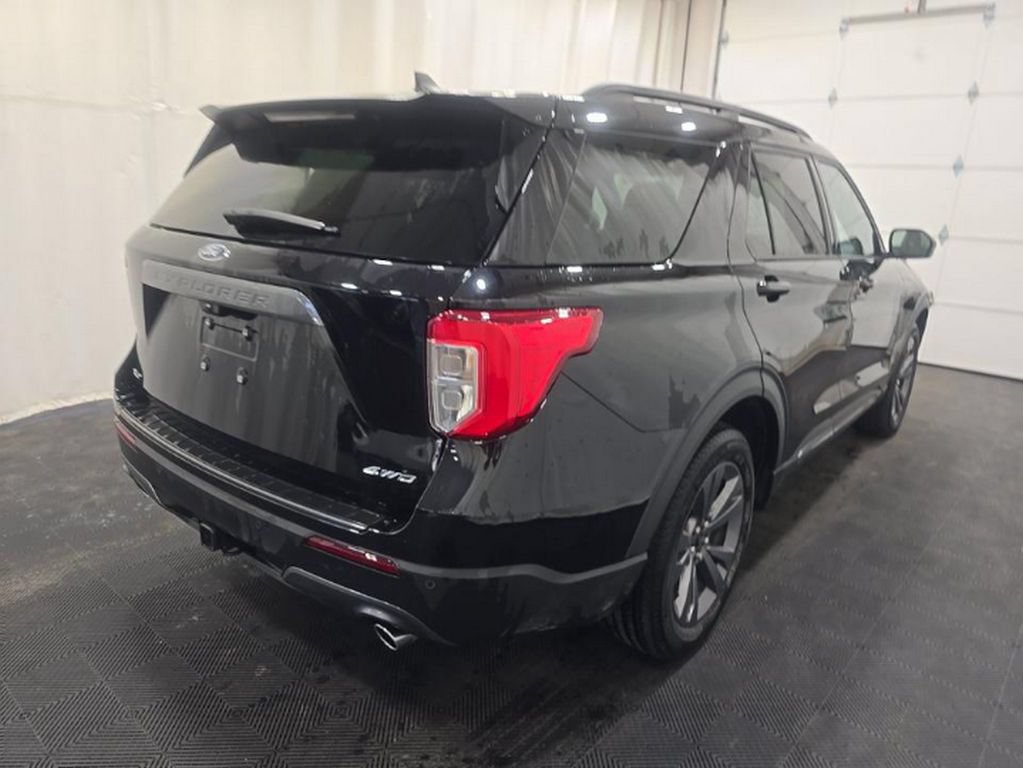Used 2024 Ford Explorer XLT w/ XLT Sport Appearance Package AWD/4WD image 4