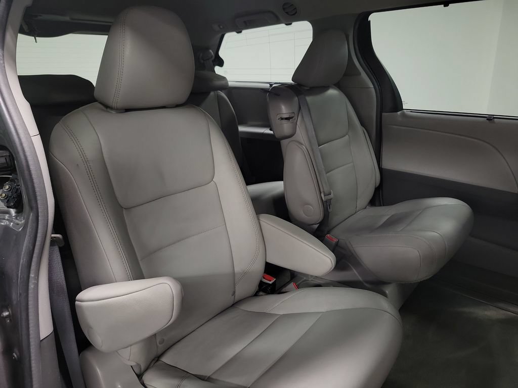 Used 2017 Toyota Sienna XLE Premium FWD image 30