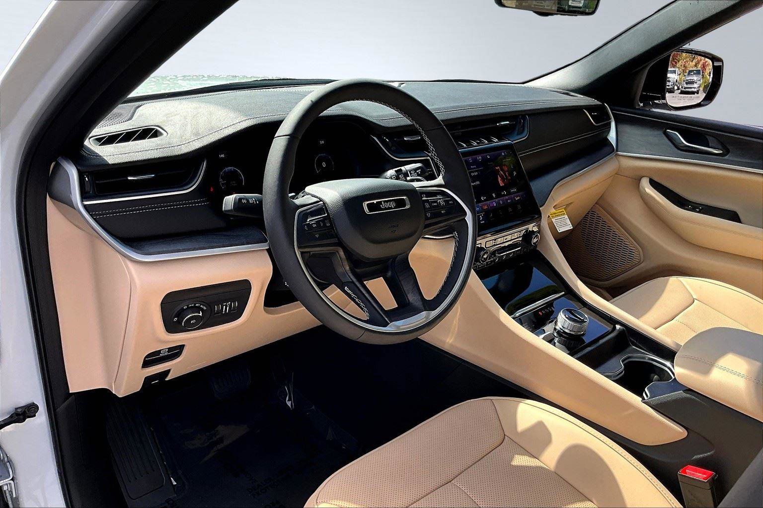 New 2025 Jeep Grand Cherokee Limited w/ Luxury Tech Group II AWD/4WD image 7