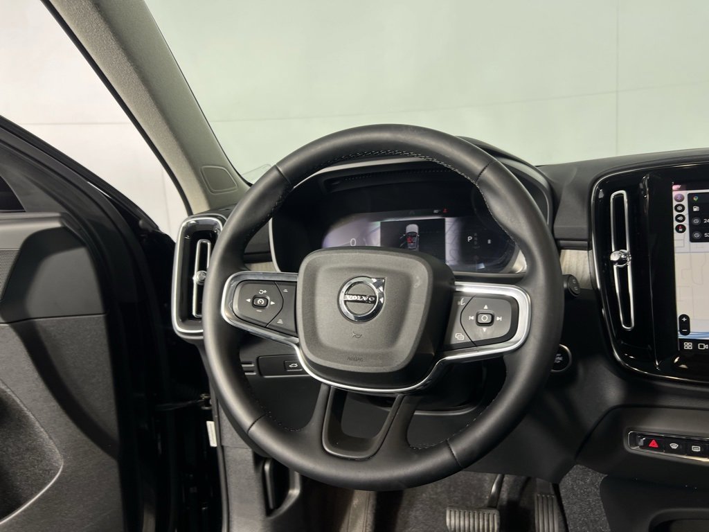 Used 2025 Volvo XC40 B5 Plus image 13