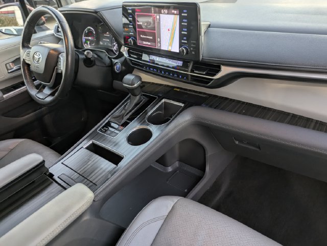 Used 2024 Toyota Sienna Limited FWD image 32