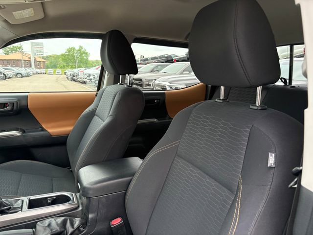 Used 2018 Toyota Tacoma SR5 AWD/4WD image 9