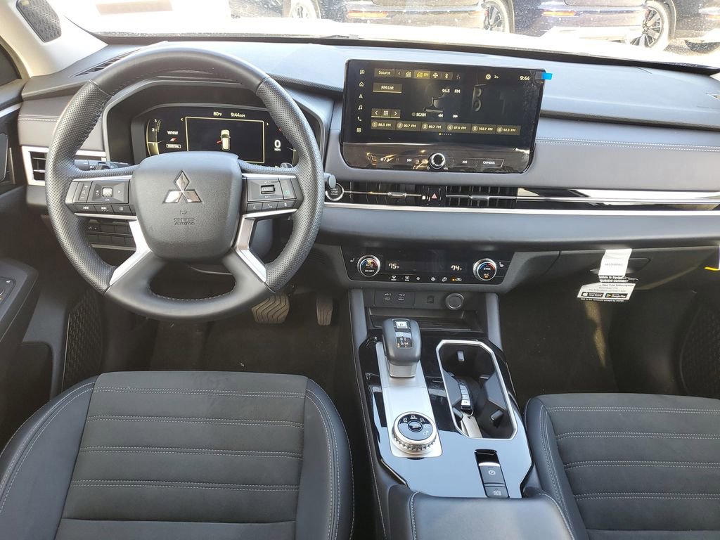 Used 2025 Mitsubishi Outlander SE image 8