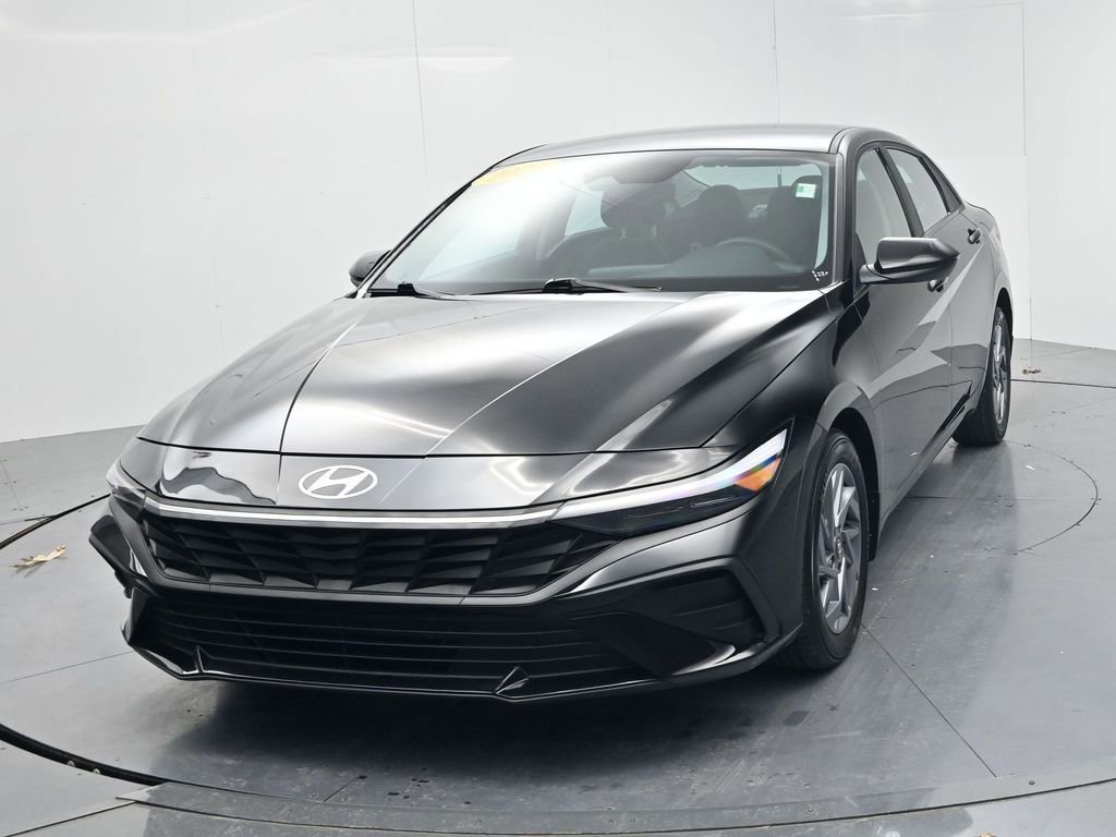 Used 2024 Hyundai Elantra SEL image 3