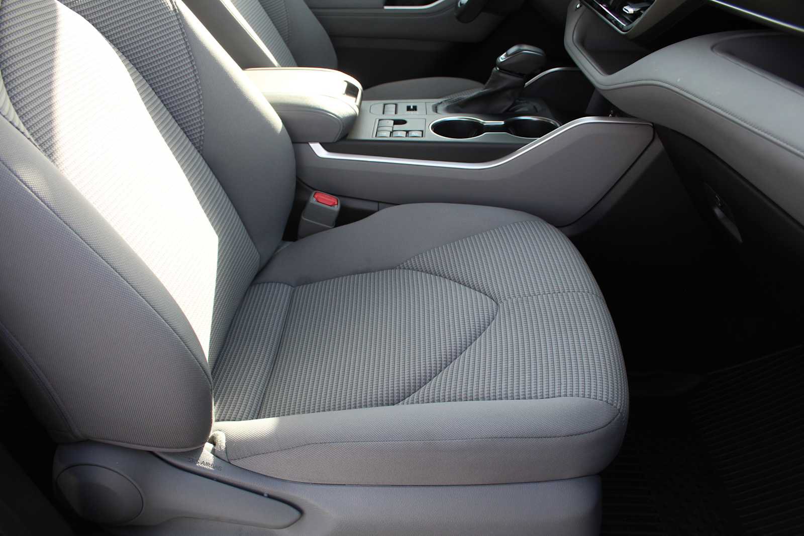 Used 2023 Toyota Highlander LE AWD/4WD image 19