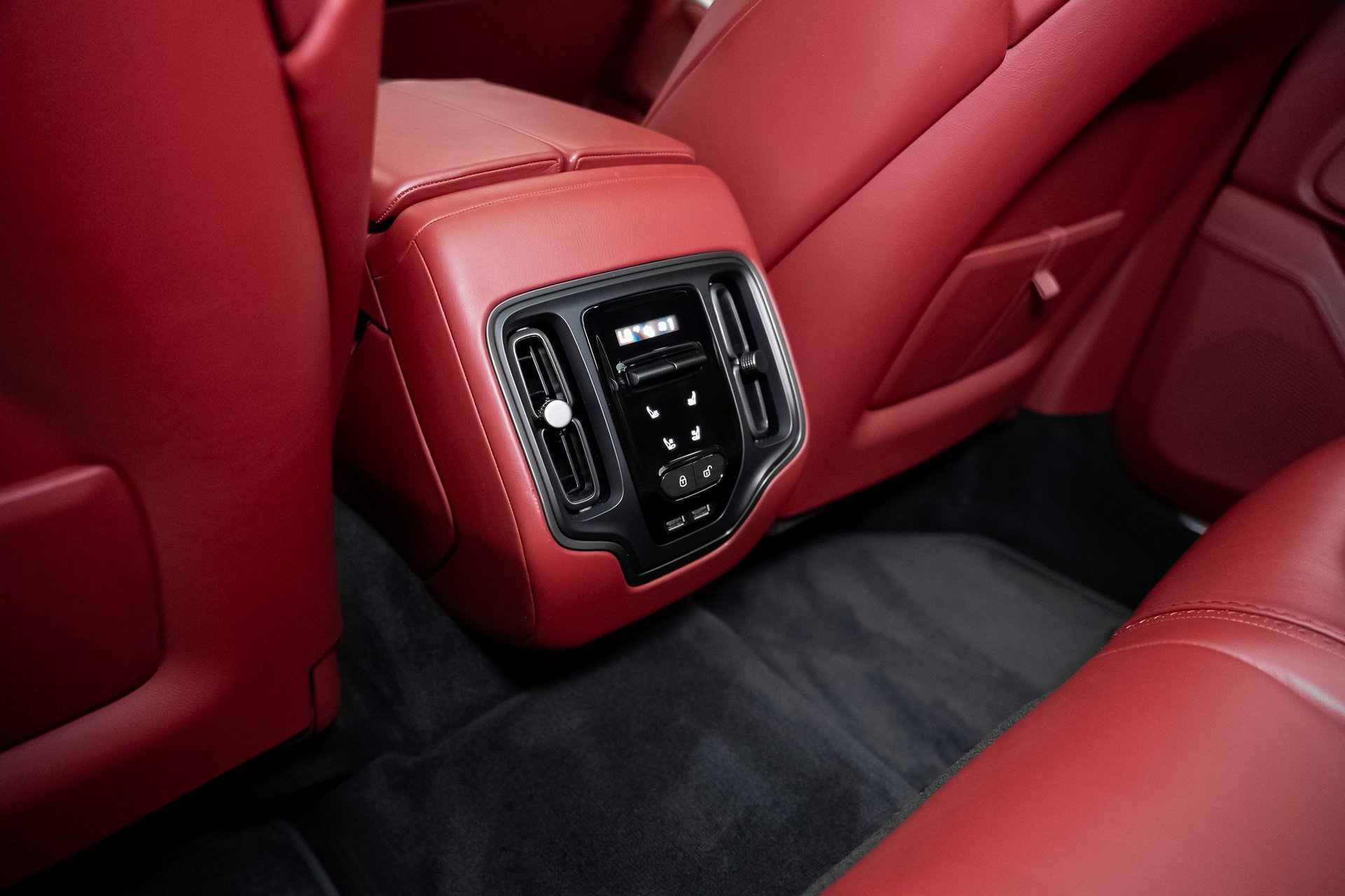 Used 2021 Aston Martin DBX image 46