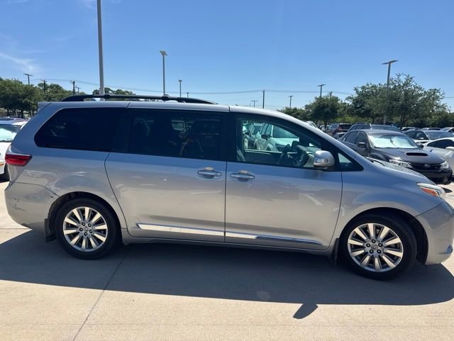 Used 2017 Toyota Sienna Limited Premium FWD image 2
