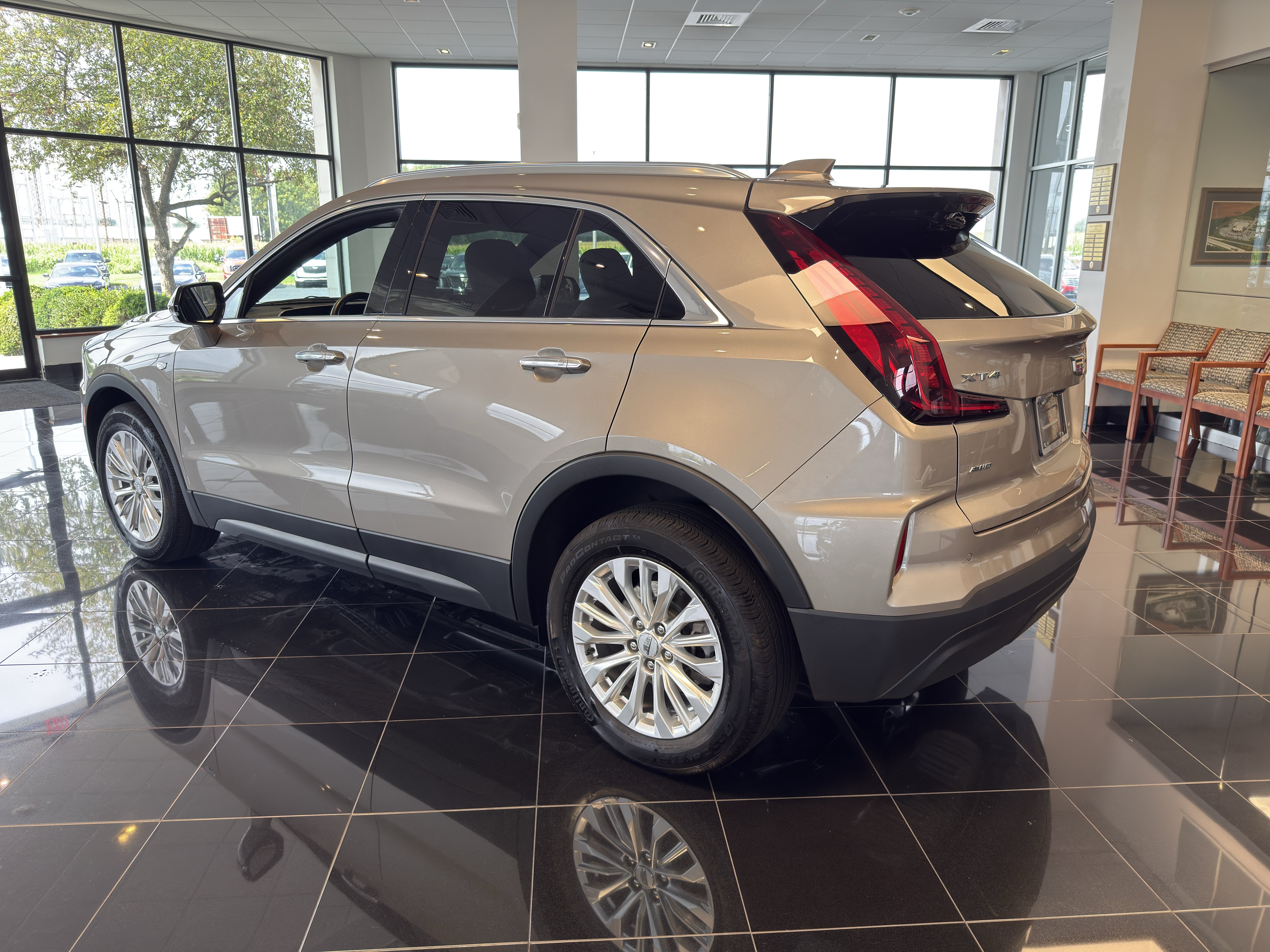 Certified 2024 Cadillac XT4 Luxury w/ Cold Weather Package AWD/4WD image 3