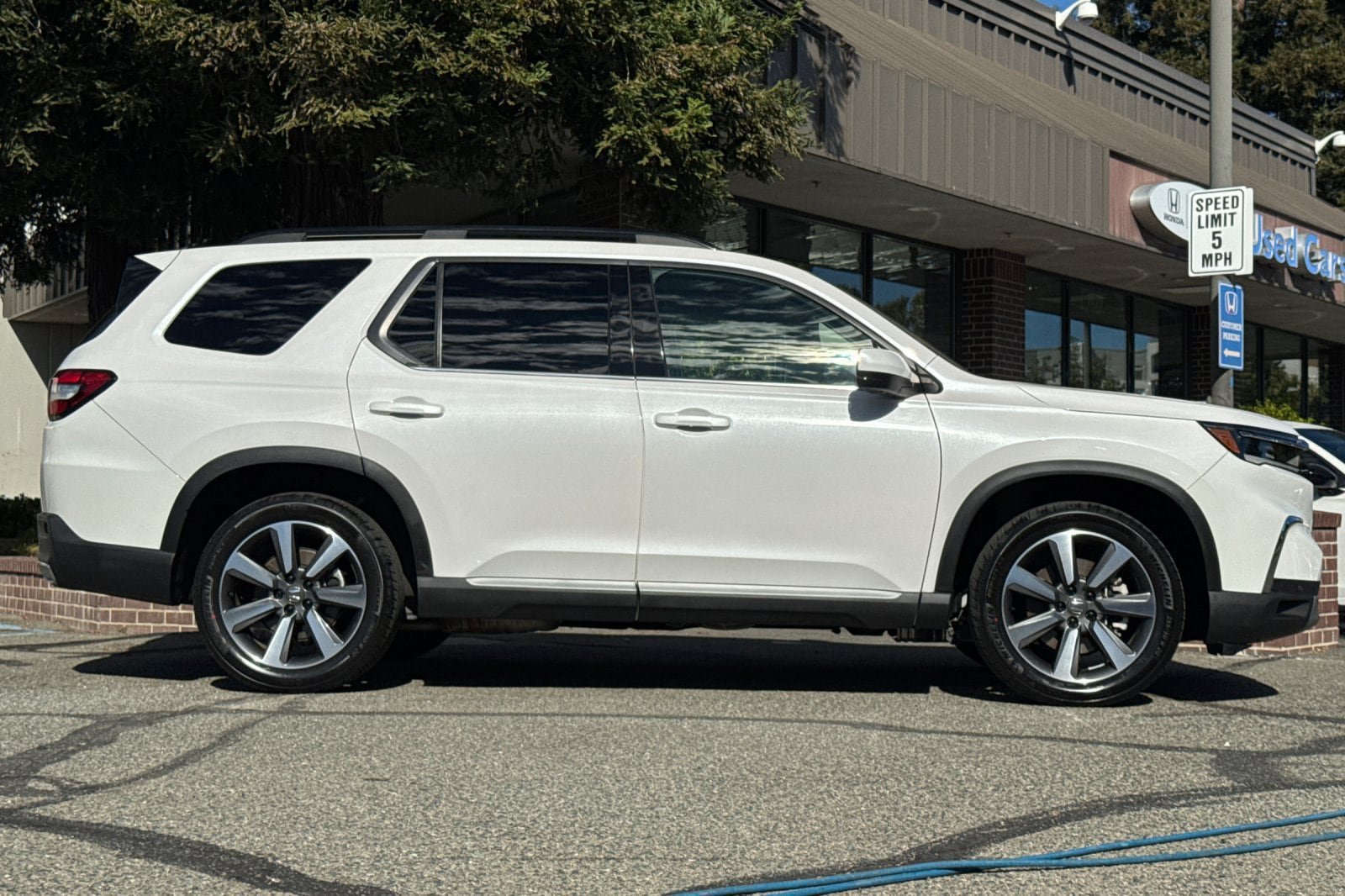 Used 2023 Honda Pilot Elite image 3