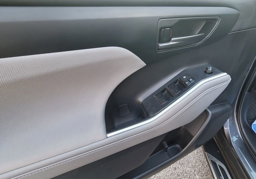 Used 2022 Toyota Highlander LE image 8