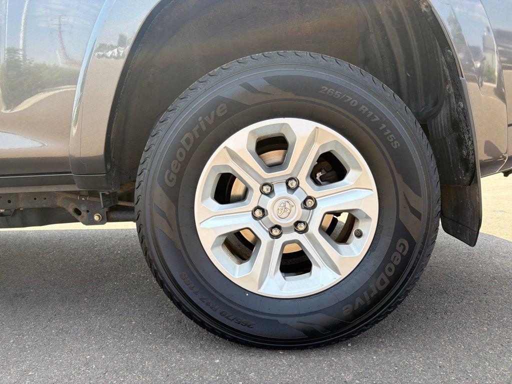 Used 2018 Toyota 4Runner SR5 AWD/4WD image 34