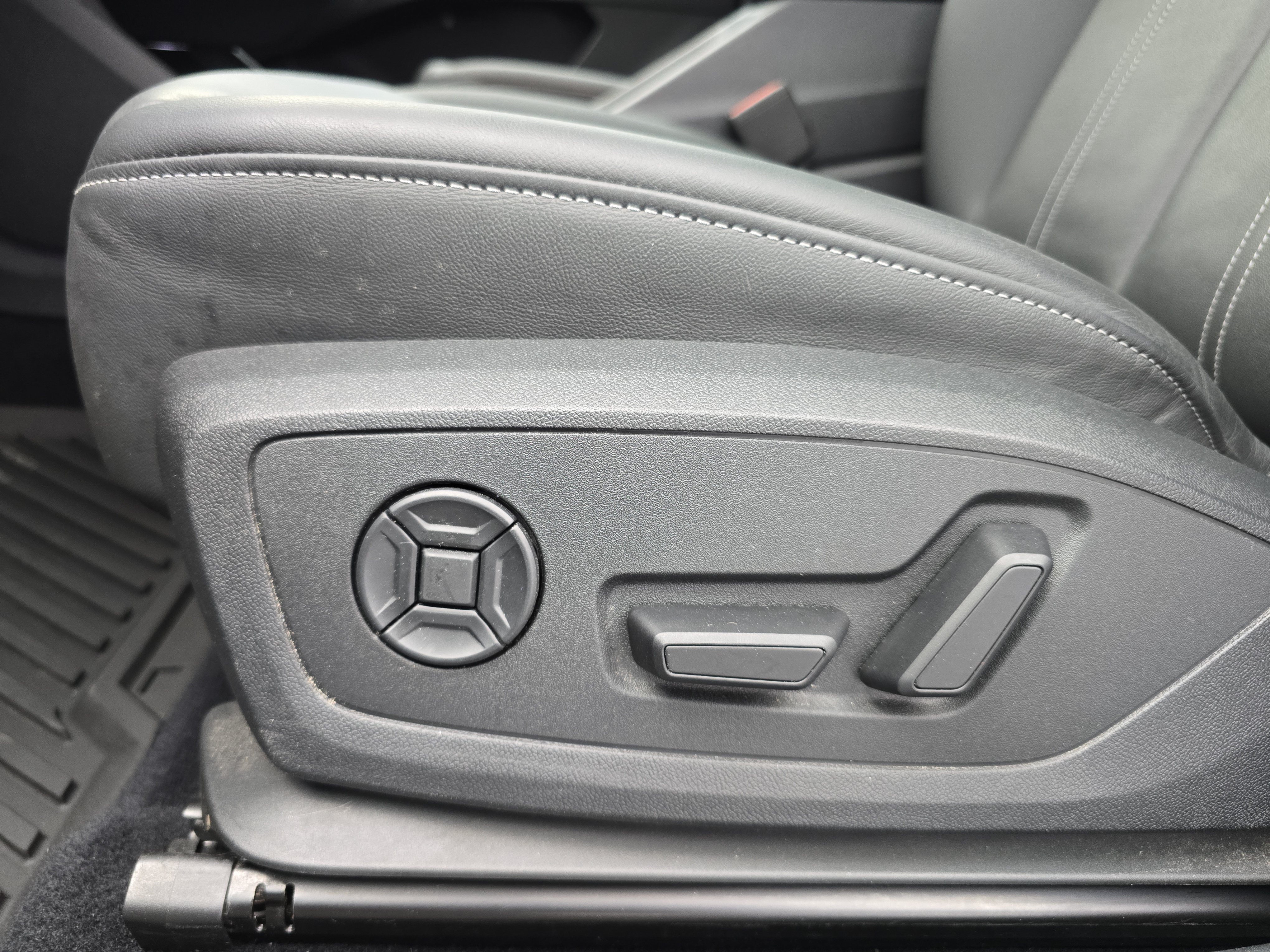 Used 2024 Audi Q4 e-tron Prestige AWD/4WD image 29