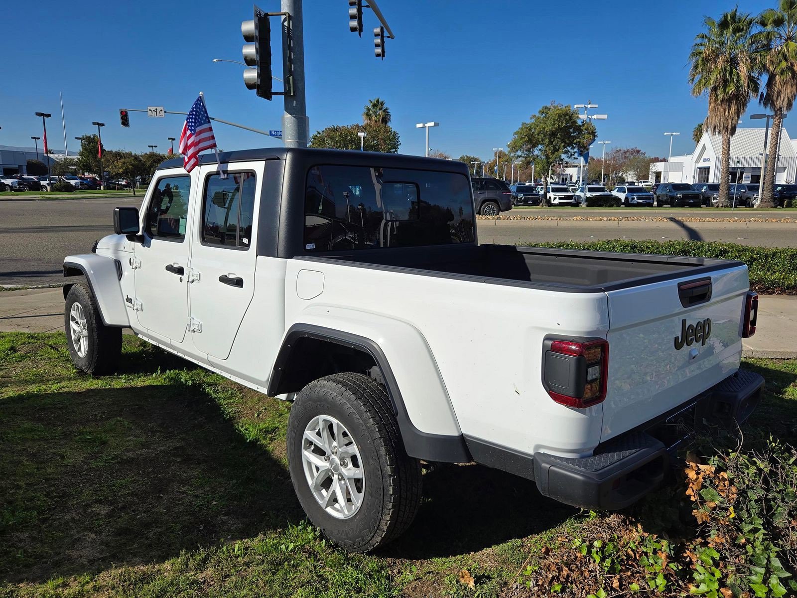 Used 2023 Jeep Gladiator Sport image 6