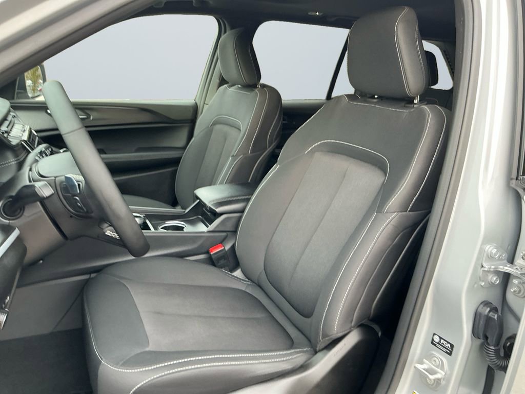 Used 2025 Jeep Grand Cherokee Laredo X w/ Luxury Tech Group I image 10