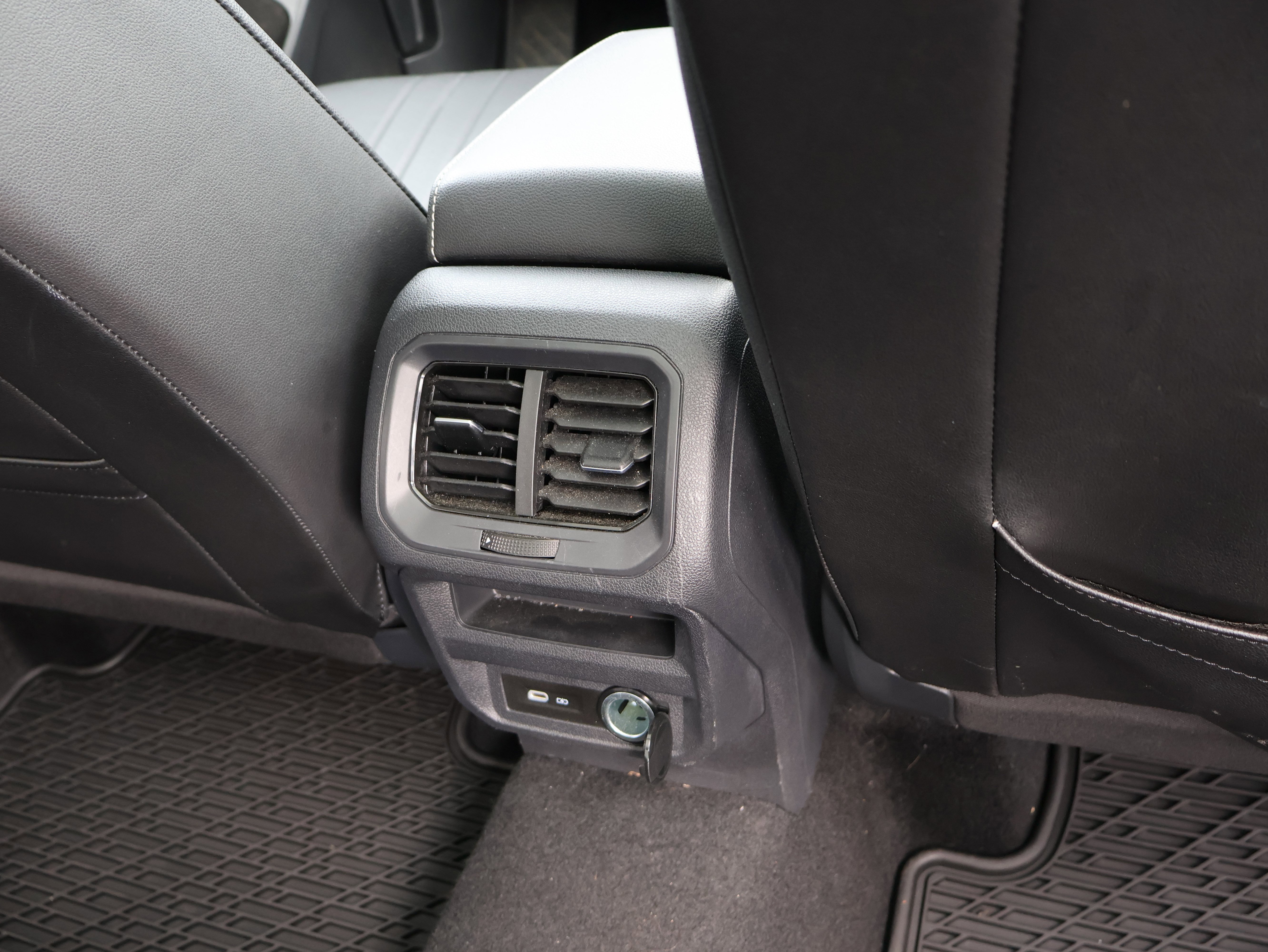 Used 2023 Volkswagen Tiguan SE image 14