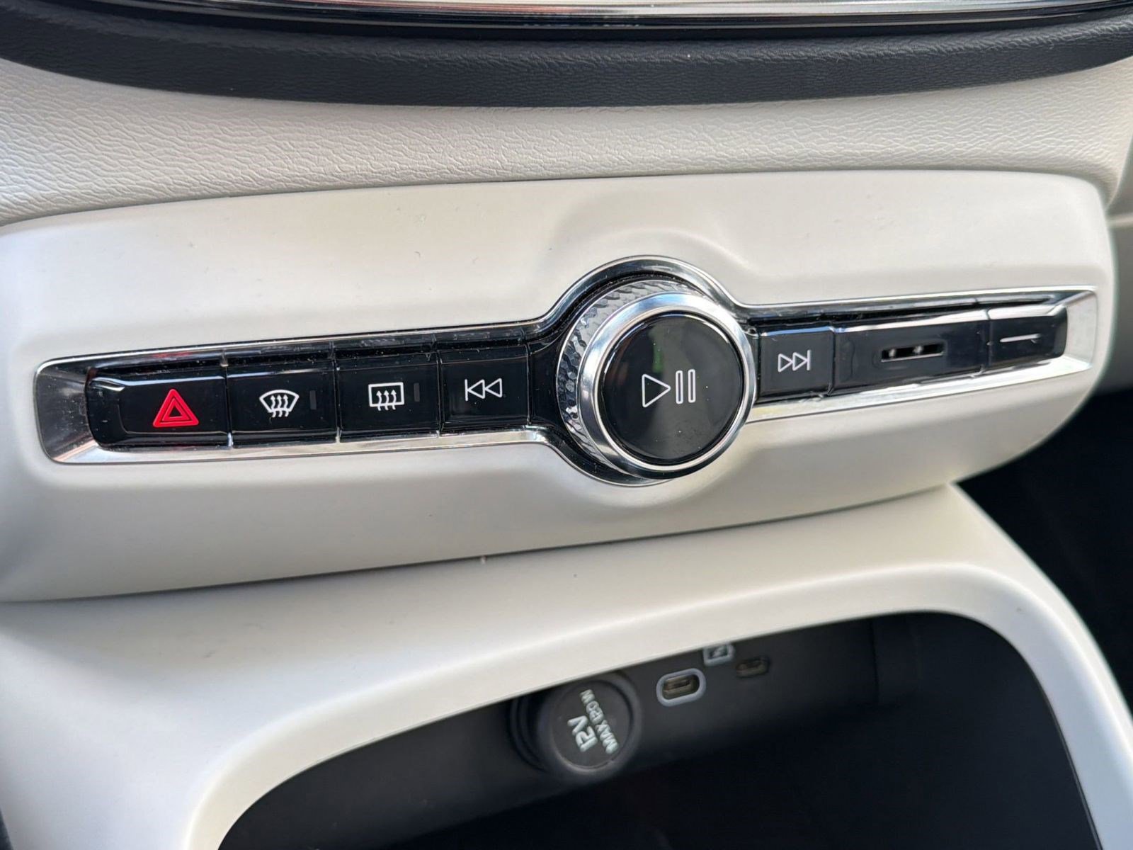 Used 2023 Volvo XC40 B5 Plus w/ Protection Package Premier image 18