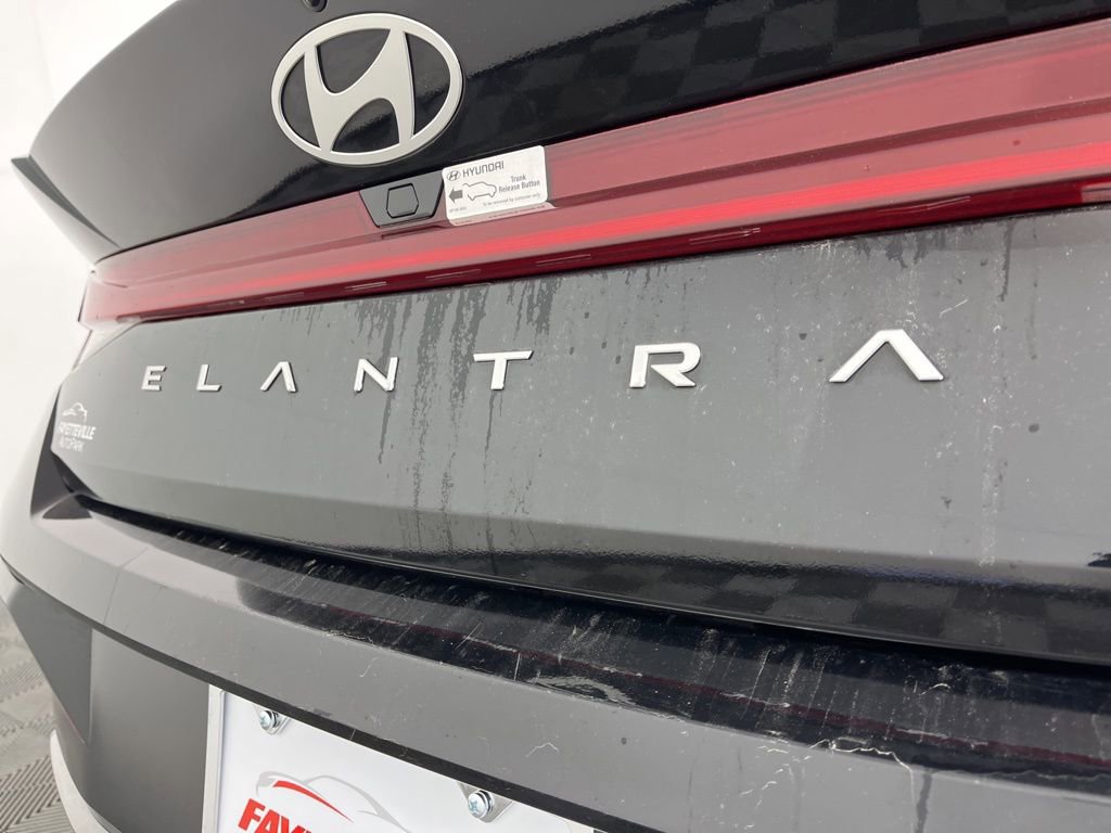Used 2025 Hyundai Elantra SEL image 3