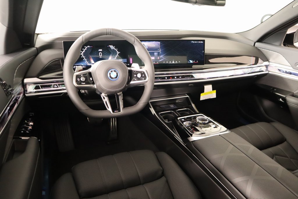 New 2026 BMW 750e xDrive image 2