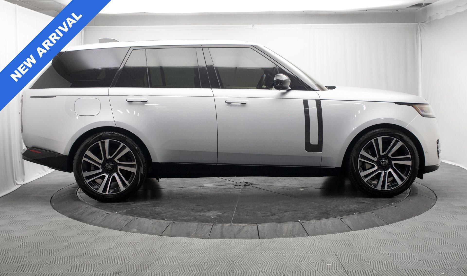Used 2023 Land Rover Range Rover SE image 2