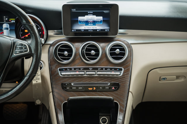 Used 2019 Mercedes-Benz GLC 350e 4MATIC w/ Premium Package image 23