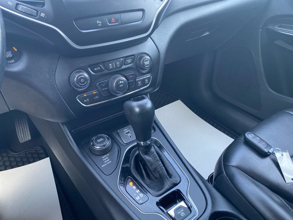 Certified 2019 Jeep Cherokee Latitude Plus AWD/4WD image 32