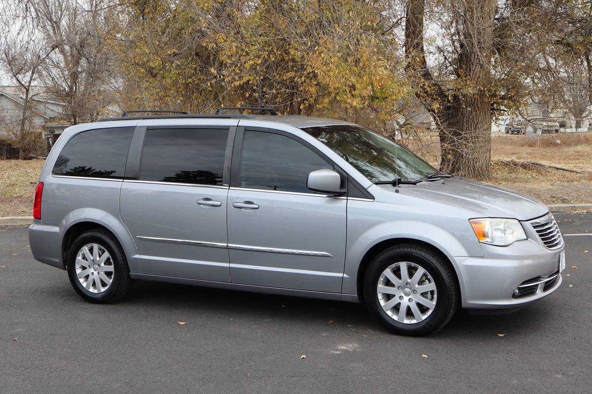 Used 2013 Chrysler Town & Country Touring image 2