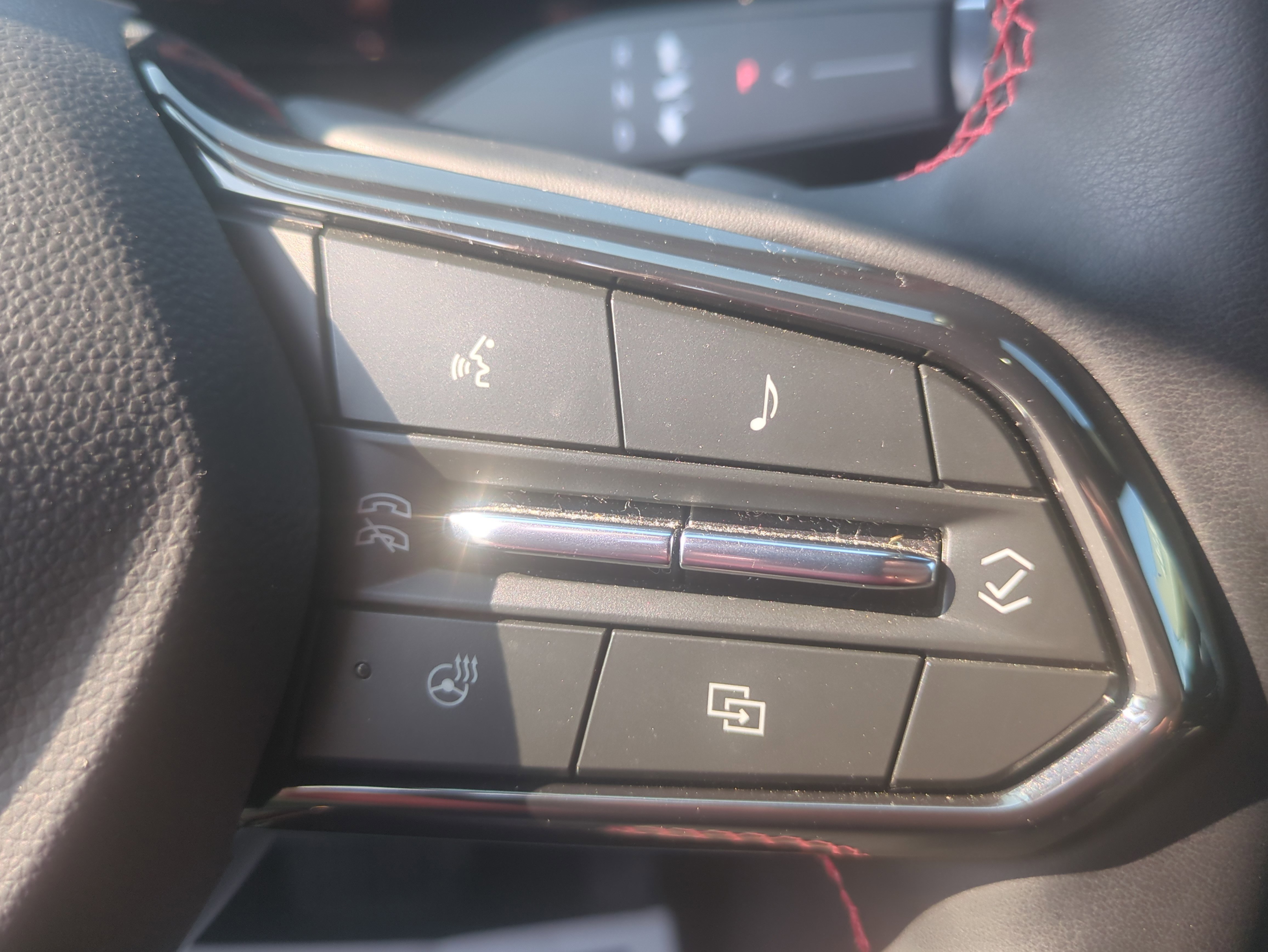 Used 2025 Chevrolet Equinox RS w/ Safety and Technology Package image 16