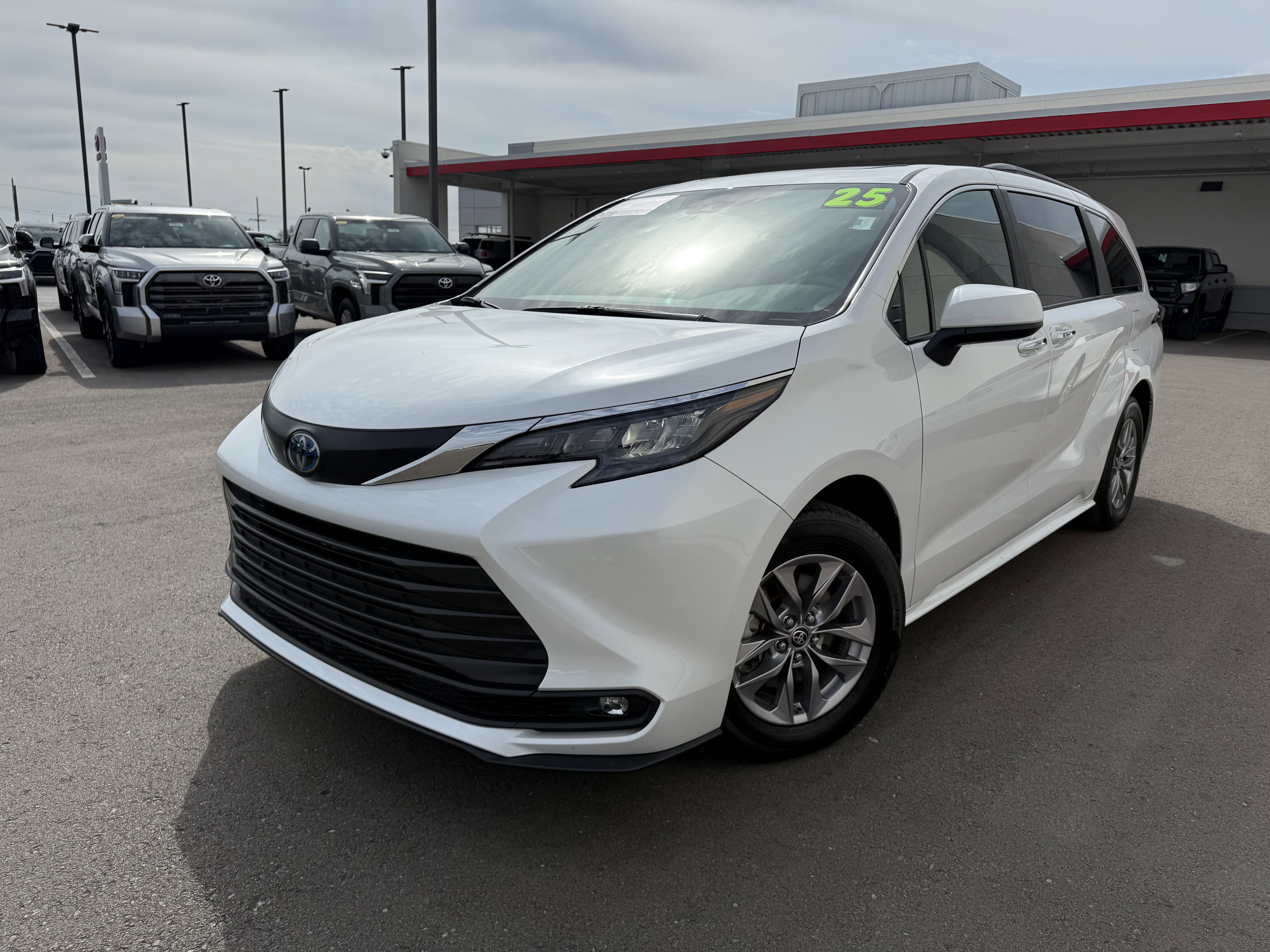 Certified 2025 Toyota Sienna XLE w/ XLE Plus Package image 2