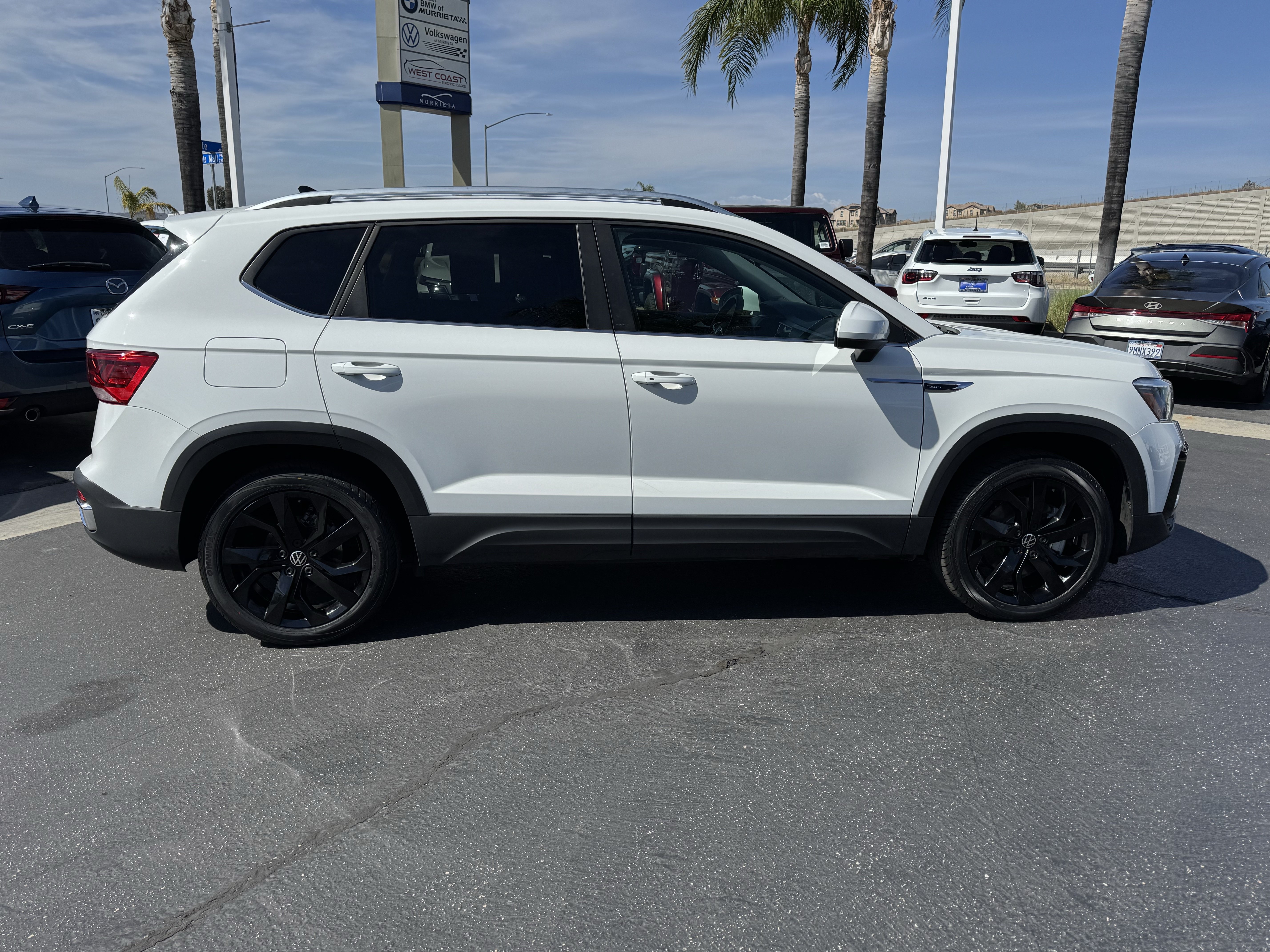 Used 2023 Volkswagen Taos SE w/ Panoramic Sunroof Package FWD image 9