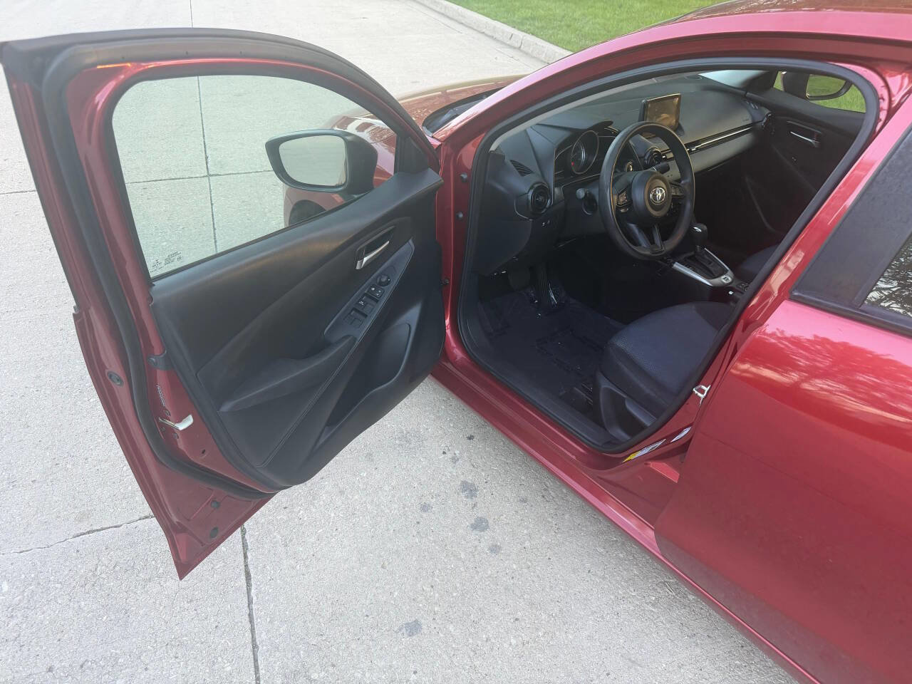 Used 2019 Toyota Yaris L FWD image 21