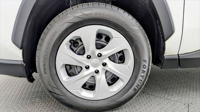 Used 2019 Toyota RAV4 LE FWD image 31